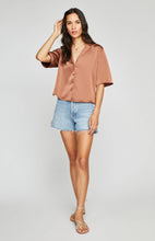 Load image into Gallery viewer, Gentle Fawn - Blouse Moxie Satin Chai
